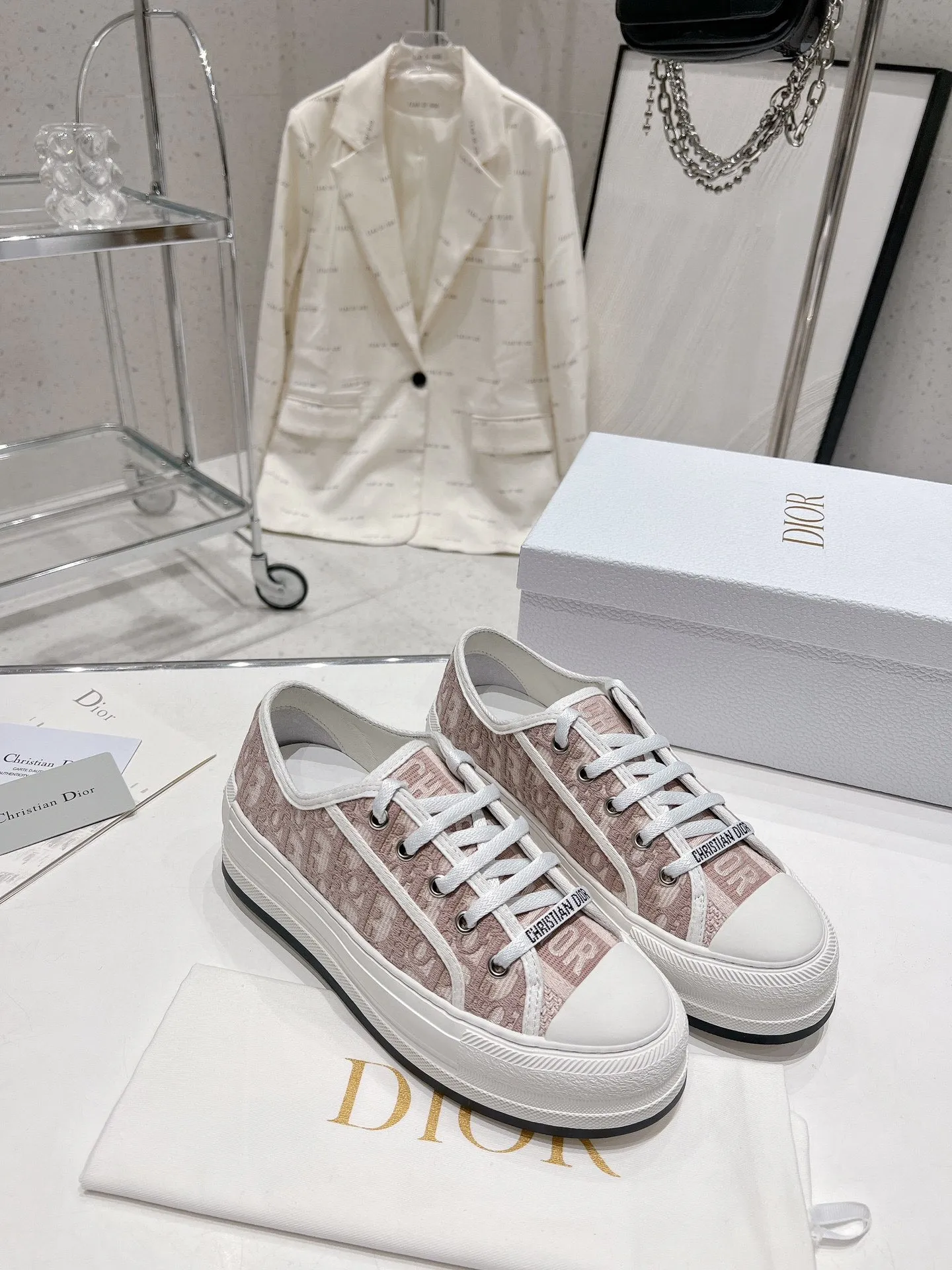 👟👟Ex-factory price P520👟👟 Dior Series Dior Dior 2024 Walk'n Series Presbyopia Embroidery Thick-soled Canvas Shoes Casual Sports Shoes Original Purchase Development Production This Walk'n'Dior thick-soled sneaker is a fashionable item that enhances the style of this series. Oblique printed cotton embroidered upper with comfortable platform sole, tongue and Christian Dior Paris signature laces. Can add fashionable temperament to all kinds of casual looks ▪️Fabric: Original customized imported Oblique printed embroidery ▪️Lining: Imported soft sheepskin lining ▪️Outsole: Original exclusive molded TPU material ▪️Sole thickness: 4.5CM ▪️Size: Women's 35-40